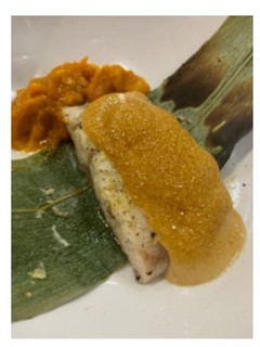 Una foto de Corvina acevichada envuelta en hoja de bambú con mahonesa yakisoba