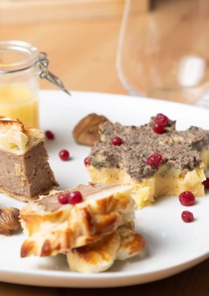 Une photo de Rôti de châtaignes en croûte et son flocon de polenta et mousse de champignons (sauce au champagne)