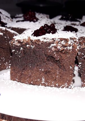 Una foto de Brownies con salsa de mora!
