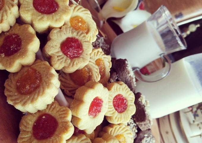 Kue kering selei strawberry dan nanas mrs.merlin