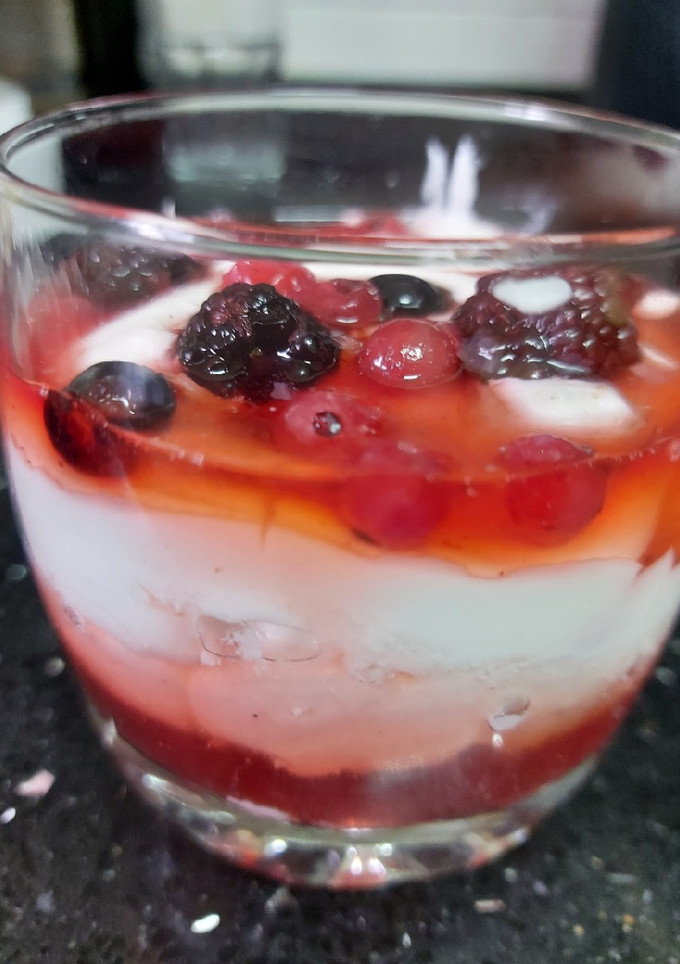 Una foto de Gelee de frutos rojos y fresas con yogur griego