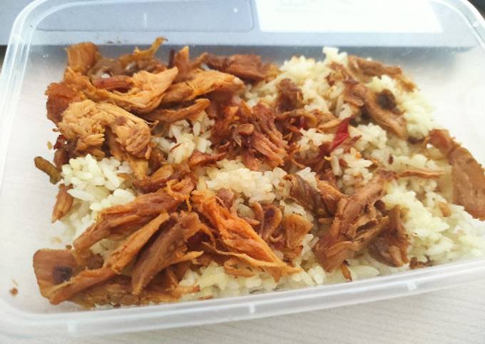 Langkah Mudah untuk Menyiapkan Nasi Rasa Soto Ayam Suwir yang Lezat