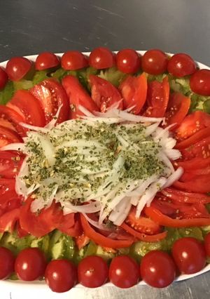Une photo de Trio de tomates en salade à l oignon doux et herbes aromatiques