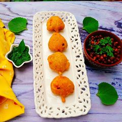 A picture of Ajwain Patte ke Pakode or Carom Leaf Fritters.