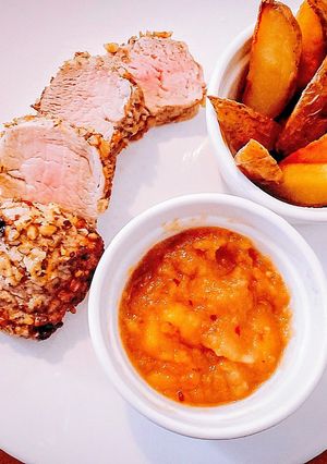 Diós szűz, chilis alma szósszal, héjas steak burgonyával recept fotója