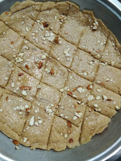 ગોળ પાપડી(Gol Papadi Recipe in Gujarati) રેસીપી મુખ્ય ફોટો