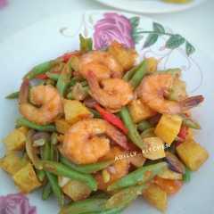 A picture of Tumis buncis udang kentang pedas.