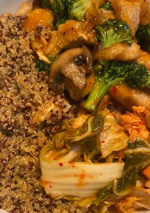 A picture of Sesame Teriyaki Chick’n Quinoa Bowl w/ Kimchi 𝓥𝓖 (𝙿𝚕𝚊𝚗𝚝 𝙱𝚊𝚜𝚎𝚍 𝙼𝚊𝚖𝚊𝚜🌿).