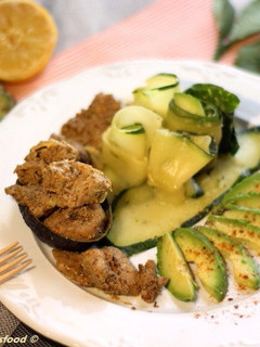Una foto de Keto-Salteado de Pollo Picante con Calabacín y Aguacate