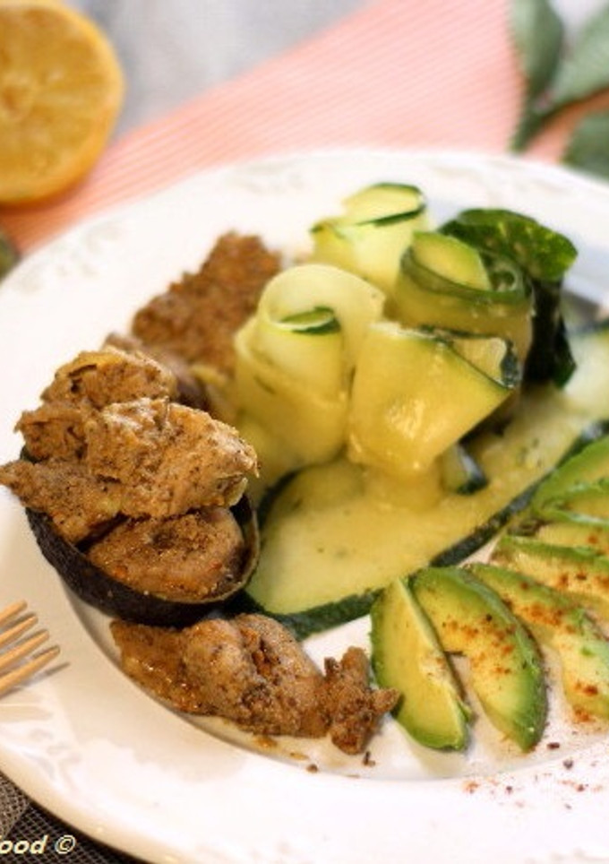 Una foto de Keto-Salteado de Pollo Picante con Calabacín y Aguacate