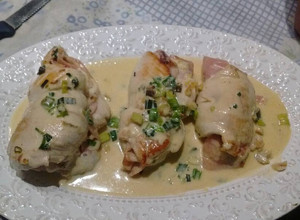 Una foto de Rollitos de pollo rellenos con salsa