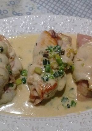 Una foto de Rollitos de pollo rellenos con salsa
