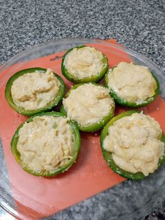Una foto de Zapallitos rellenos con cebolla y salsa blanca
