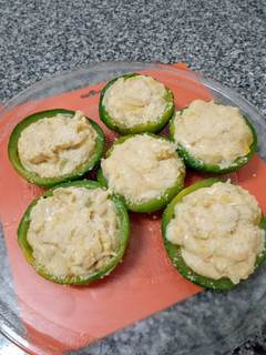Una foto de Zapallitos rellenos con cebolla y salsa blanca