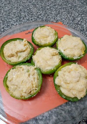Una foto de Zapallitos rellenos con cebolla y salsa blanca
