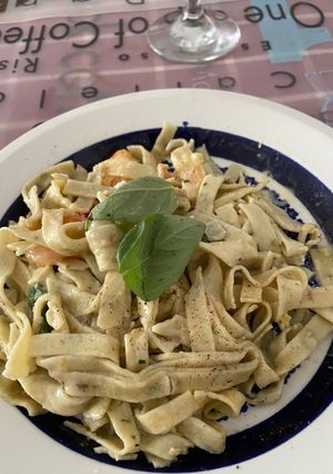 Una foto de Pasta casera con salmón y camarones