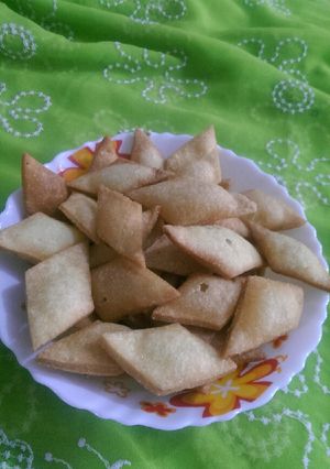 A picture of Sweet & salty Sakkarpara.