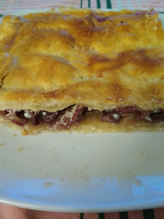 Una foto de Empanada de cecina, queso de cabra y cebolla caramelizada