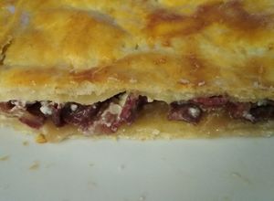 Una foto de Empanada de cecina, queso de cabra y cebolla caramelizada