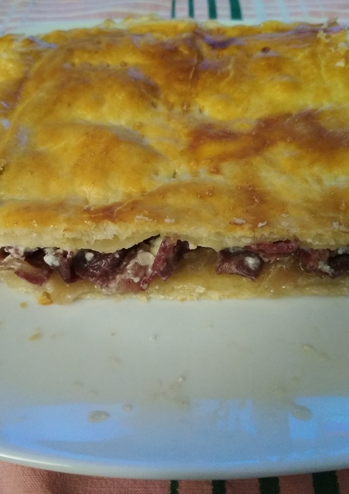 Una foto de Empanada de cecina, queso de cabra y cebolla caramelizada