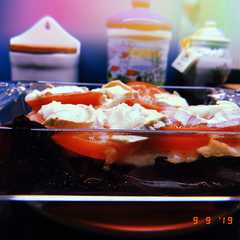 Una foto de Lombarda con pollo, tomate y queso de cabra