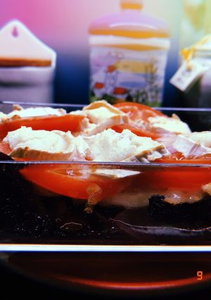 Una foto de Lombarda con pollo, tomate y queso de cabra