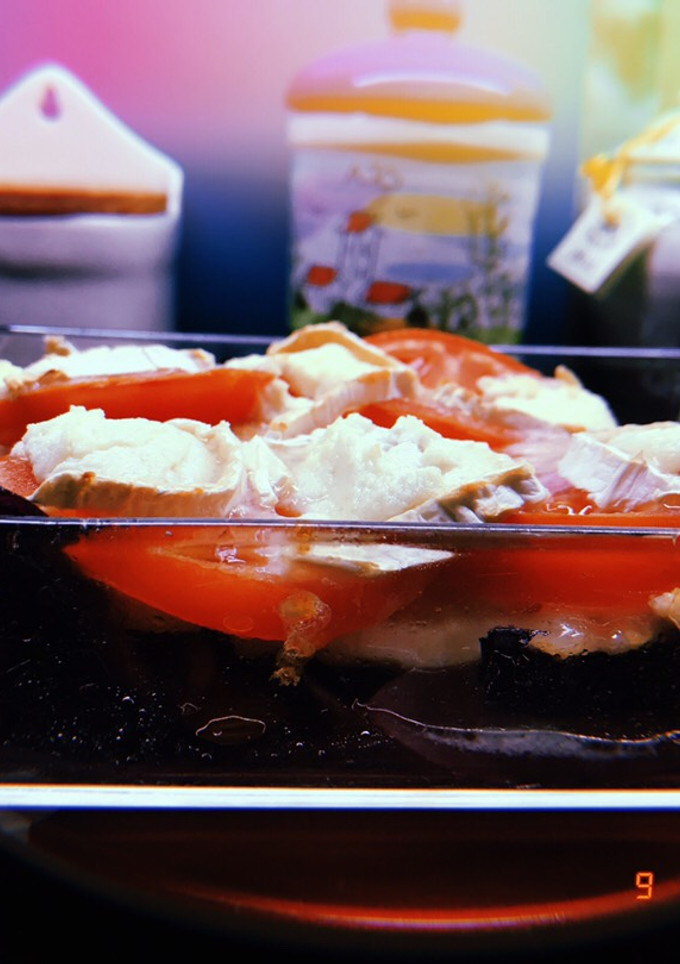 Una foto de Lombarda con pollo, tomate y queso de cabra