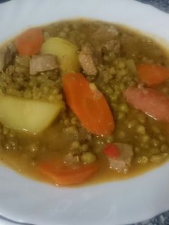 Una foto de Estofado de alubias Mungo (Soja verde), carne de aguja y chorizo