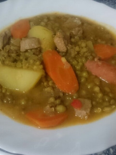 Una foto de Estofado de alubias Mungo (Soja verde), carne de aguja y chorizo