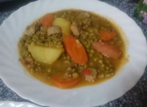 Foto principal de Estofado de alubias Mungo (Soja verde), carne de aguja y chorizo