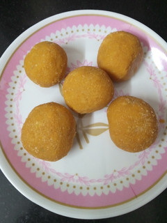 બેસન લાડુ (Besan Ladoo Recipe In Gujarati) રેસીપી મુખ્ય ફોટો
