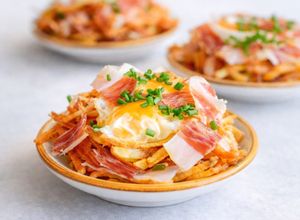 Una foto de 🍳Huevos Rotos con Jamón |Aperitivo Fácil