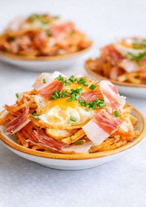 Una foto de 🍳Huevos Rotos con Jamón |Aperitivo Fácil