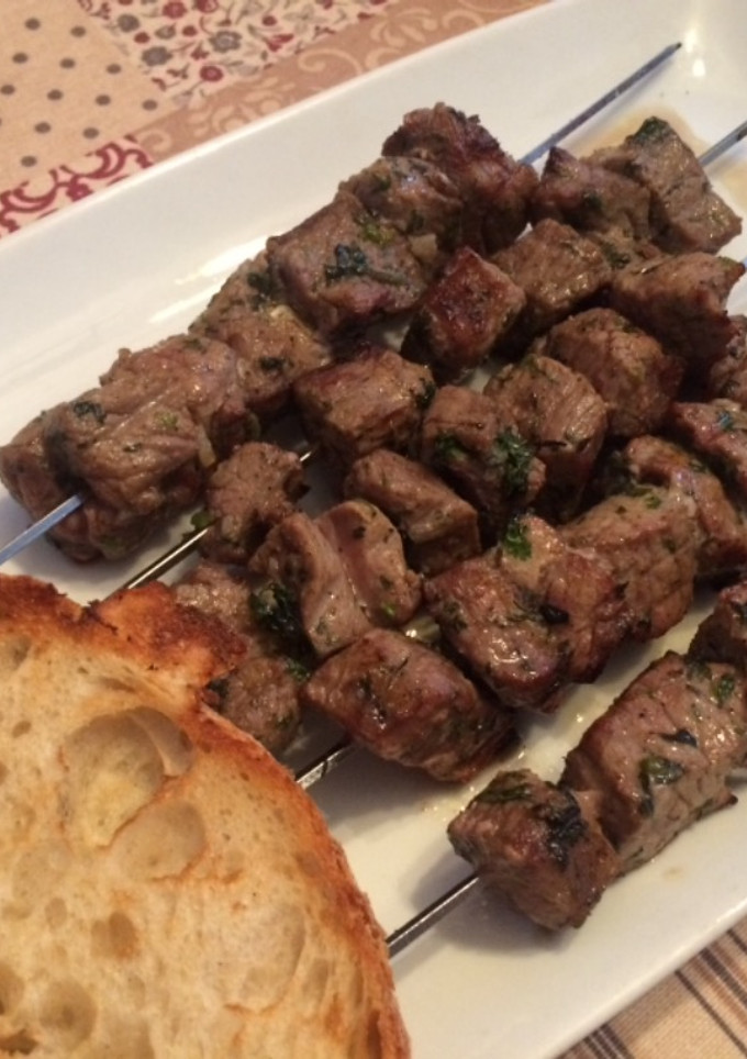 Una foto de Pinchos morunos