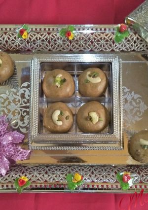 A picture of Chestnut flour ladoo.
