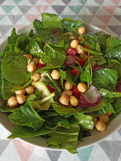Una foto de Ensalada de espinacas y garbanzos