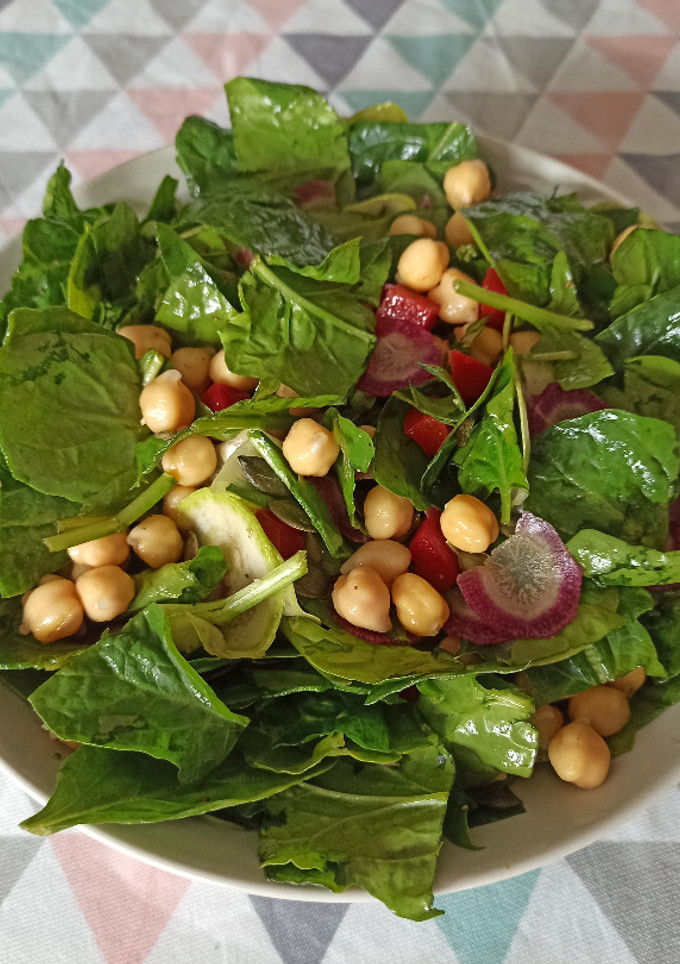 Una foto de Ensalada de espinacas y garbanzos