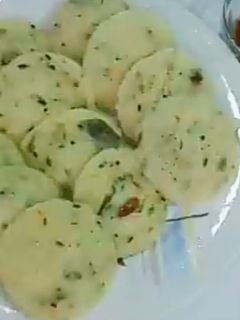 રવા ઈડલી (Rava Idli Recipe In Gujarati) રેસીપી મુખ્ય ફોટો
