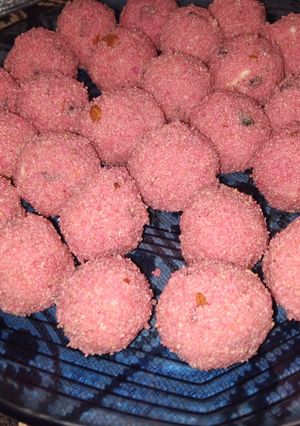 A picture of Suji dry fruits ladoo.