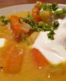 Sopa de garbanzos y verduras al curry con leche de coco y yogur