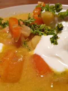 Una foto de Sopa de garbanzos y verduras al curry con leche de coco y yogur