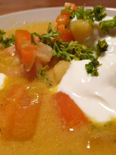 Una foto de Sopa de garbanzos y verduras al curry con leche de coco y yogur