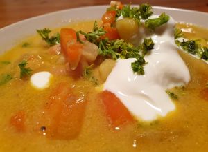 Foto principal de Sopa de garbanzos y verduras al curry con leche de coco y yogur