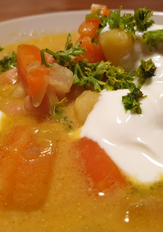 Una foto de Sopa de garbanzos y verduras al curry con leche de coco y yogur