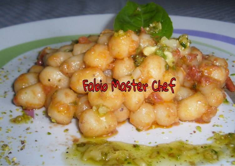 Recipe of Quick Chicchi di Patate con Pesto di Noci