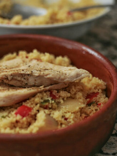 Una foto de Cous cous con pollo y muchas verduras 🍲