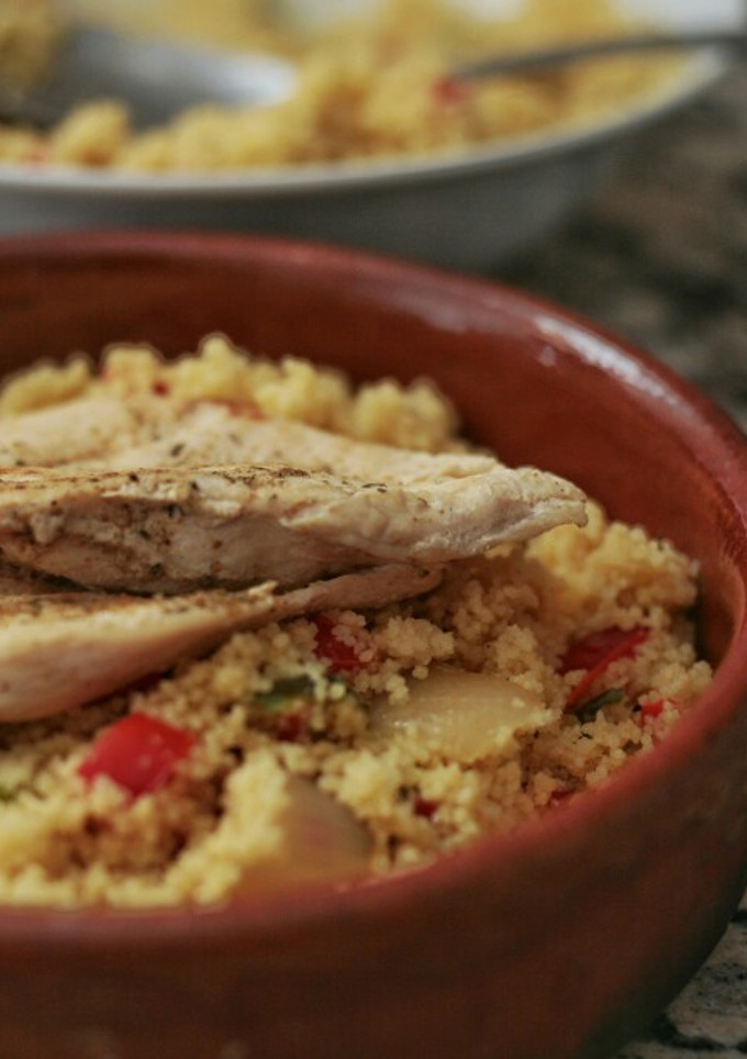 Una foto de Cous cous con pollo y muchas verduras 🍲