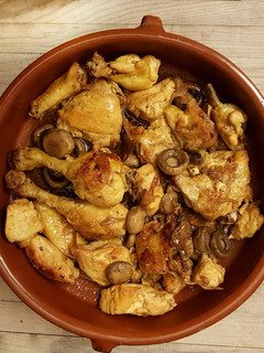 Una foto de Pollo Ajero con toque de vinagre suave de manzana y vino blanco