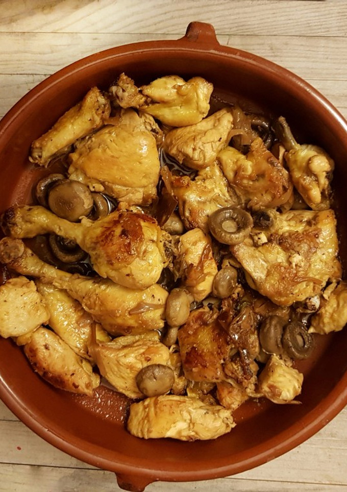 Una foto de Pollo Ajero con toque de vinagre suave de manzana y vino blanco