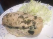 Una foto de suprema de pollo, cebolla